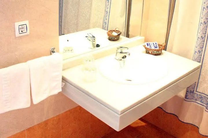 Hotel Bezana Lago سانتا كروز دي بيزانا 3*,  إسبانيا